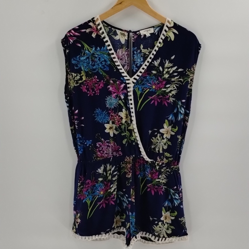 Umgee shorts romper floral print open back size large with pockets lace trim